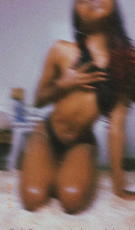 robynndabank exclusive model img