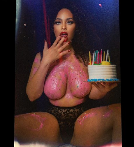 Lovesirensong model nudes pic