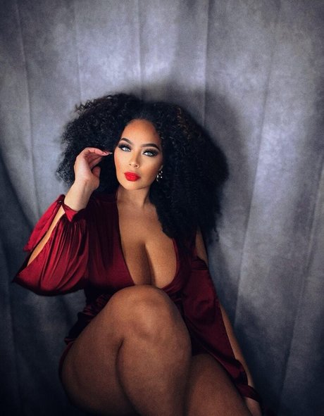 Lovesirensong hd model picture