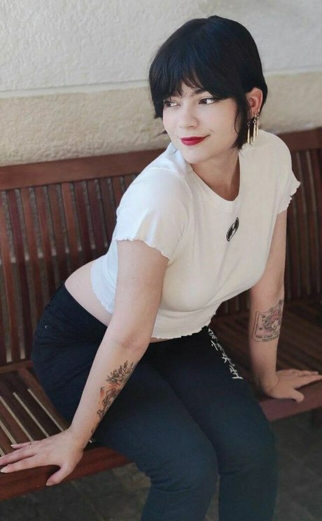 Lari Anjos naked pornstar images