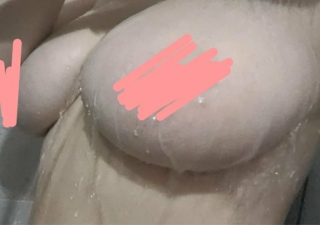 yourwhiterabbitt model adult photo