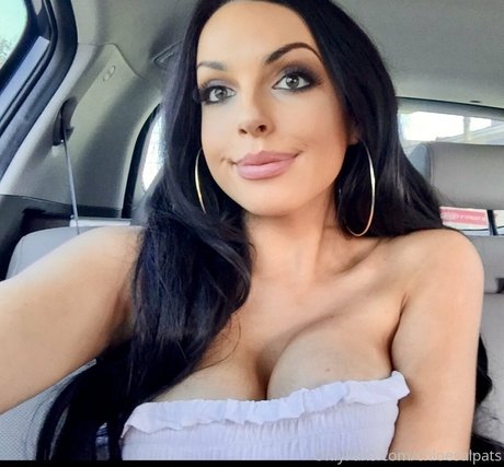 chloesalpats model top image