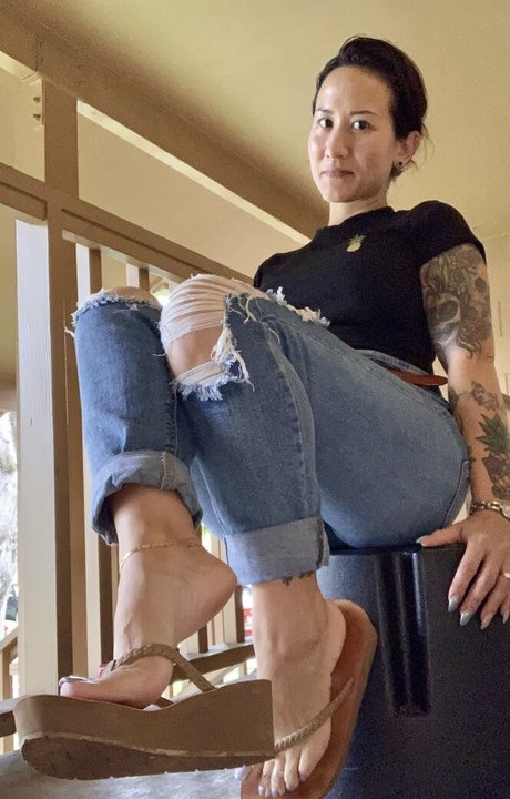 kim kisses foot goddess exclusive model photos