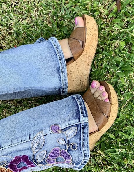 kim kisses foot goddess model nudes gallery