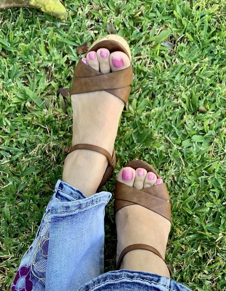 kim kisses foot goddess nice model photos