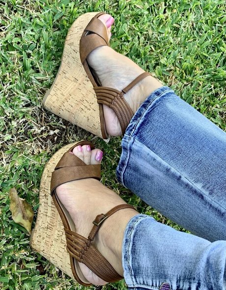 kim kisses foot goddess top pornstar pic