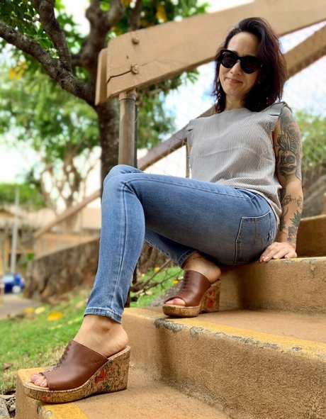 kim kisses foot goddess model exclusive photos