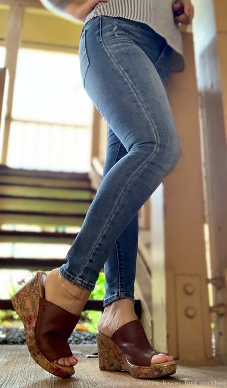 kim kisses foot goddess nude model pictures