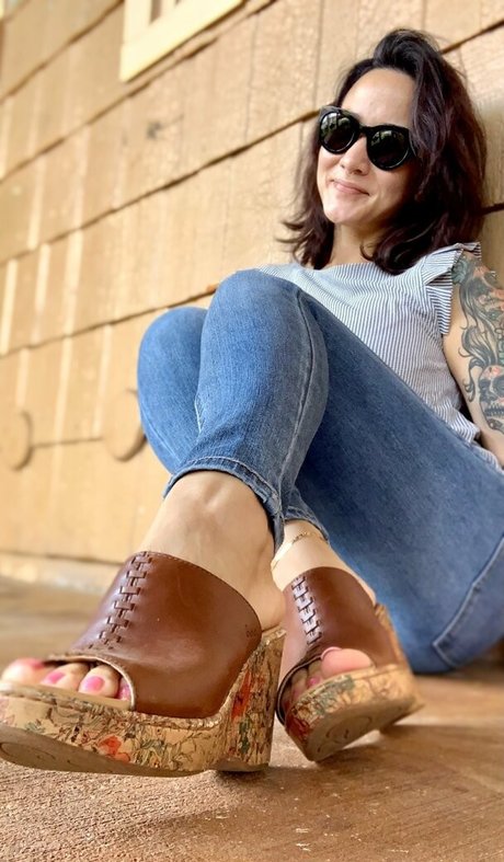 kim kisses foot goddess naked model img