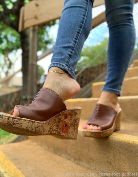 kim kisses foot goddess hot star photos