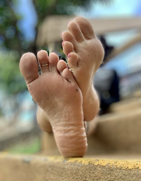 kim kisses foot goddess beautiful actress photo