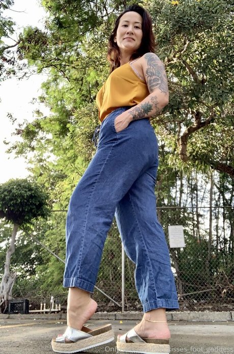 kim kisses foot goddess pornstar hd pictures