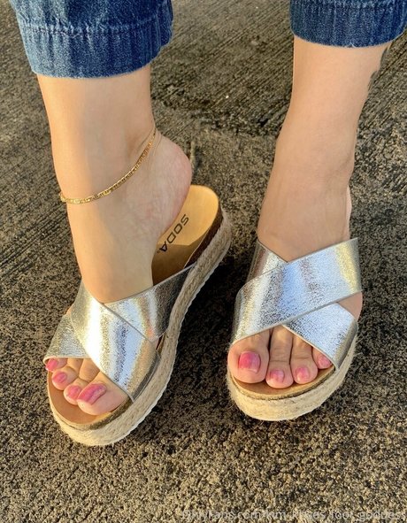 kim kisses foot goddess Profile Photo
