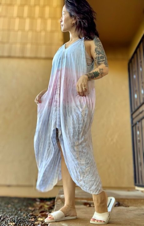 kim kisses foot goddess best star pic