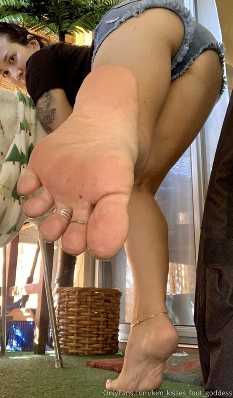 kim kisses foot goddess beautiful model pictures