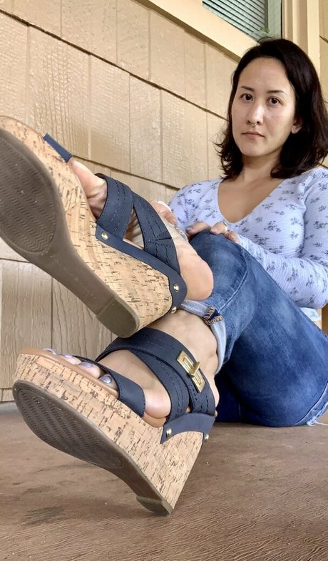 kim kisses foot goddess star naked pic