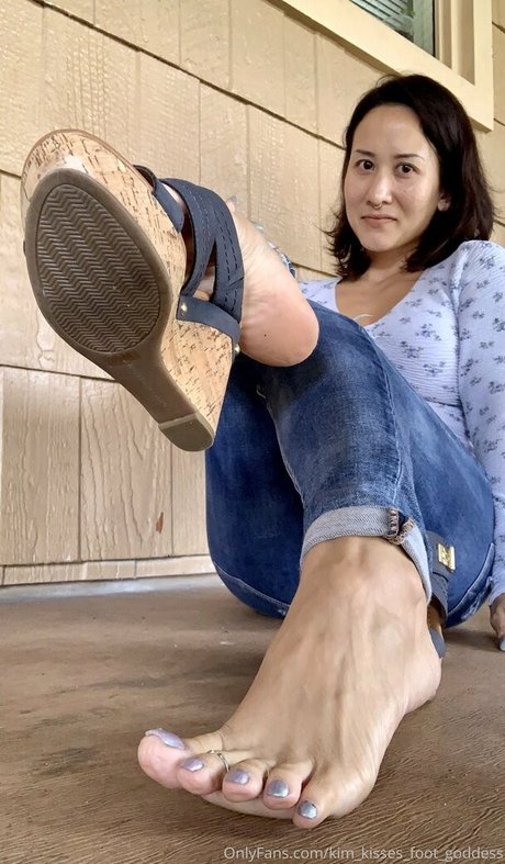 kim kisses foot goddess porn model pictures