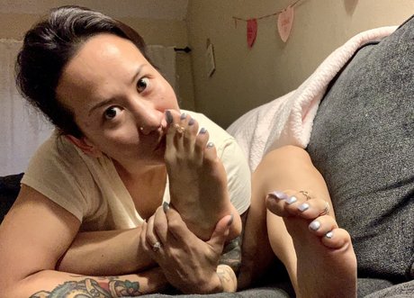 kim kisses foot goddess star hd archive