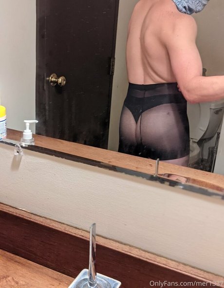 mer1337 model naked picture