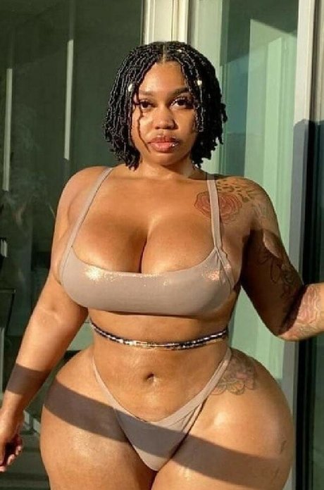 Mya Curvz model hd img