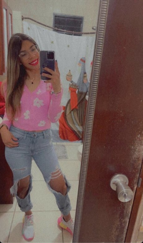 Latina Beauties model hot picture