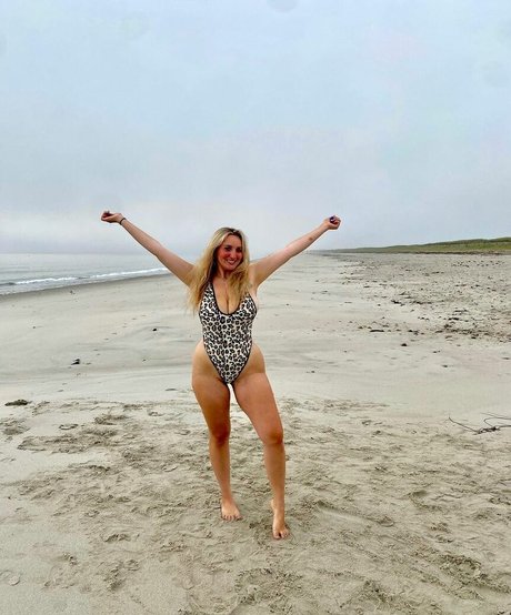 Angelina C star nude photo