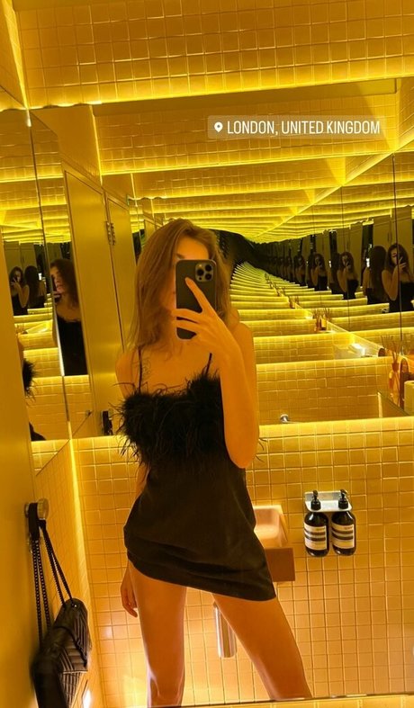 izemmania erotic model pic