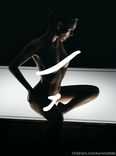 karomatilde model pretty picture