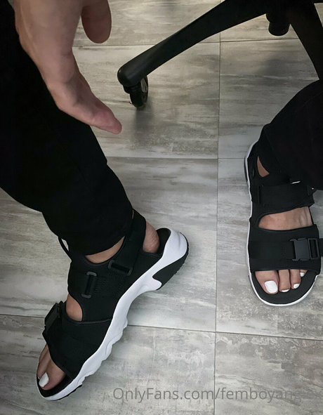 femboyangiesfeet nice model photo