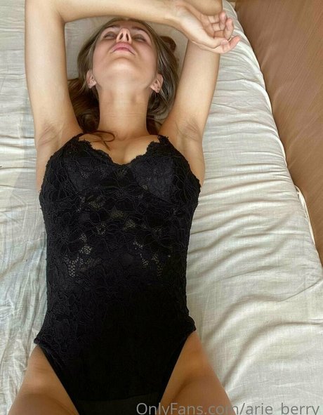 arie berry model naked photo