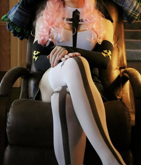 ariharlow model perfect pic