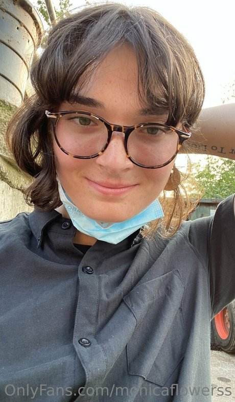 monicaflowerss model hot pic