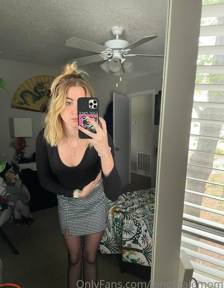 gingeralemom art model photo