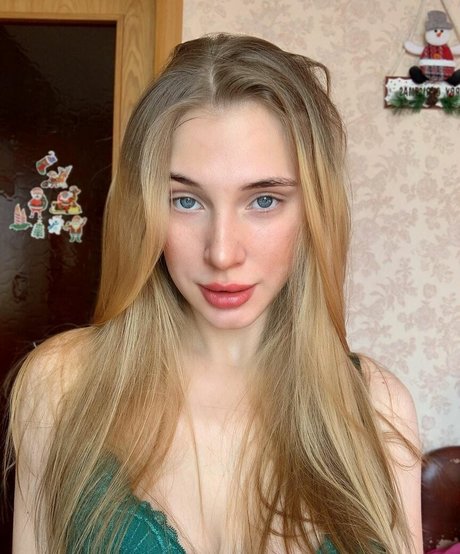 Girl Valerie star top image