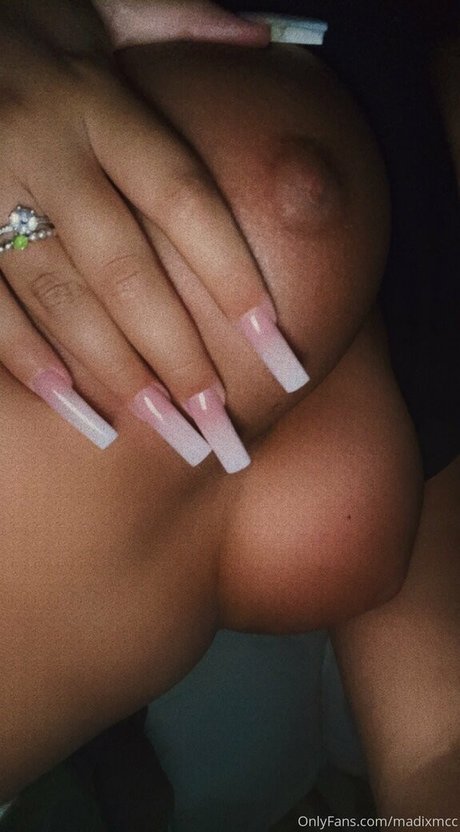 madixmcc naked pornstar image