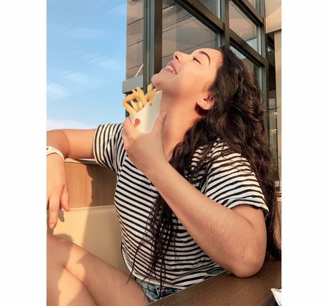 Dale08gc art actress gallery