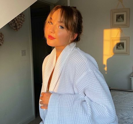 Helayna Birkett sex model img