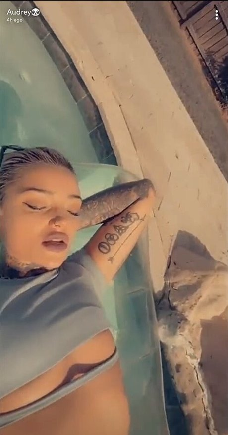 Kris Karson pretty model photo