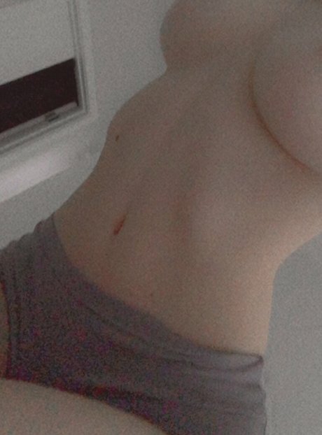 EmiliaNSFW star naked pic