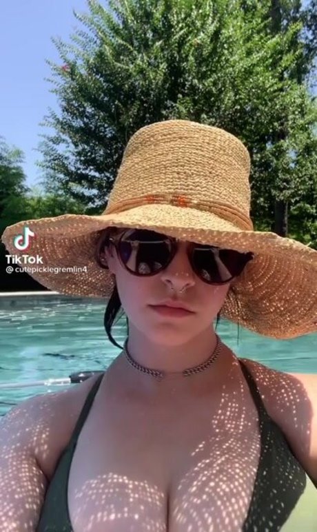 Sarah Lynne Marie star nude photo