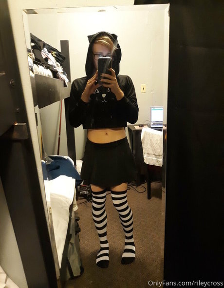 rileycross hot actress pictures