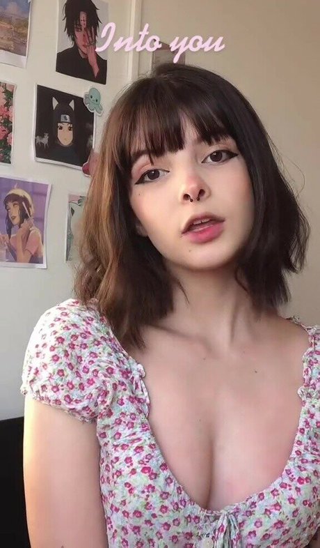 Victoria Ribeiro sexy model pic