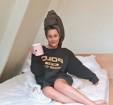 Elizabeth Height nude pornstar archive