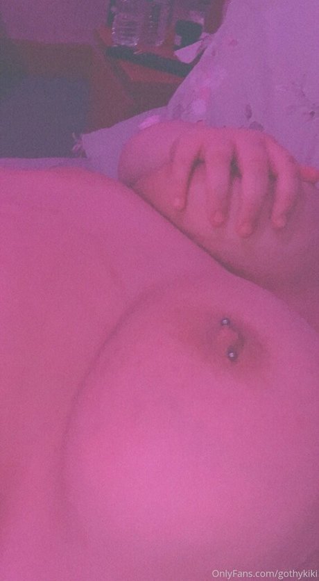 gothykiki model picture