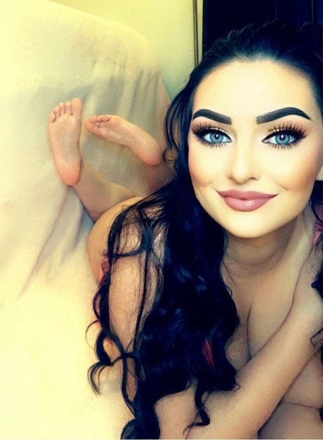 Thatbeach247 model pornographic images