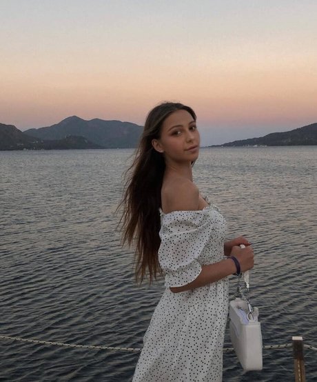 ImSarahisizzu high quality actress img