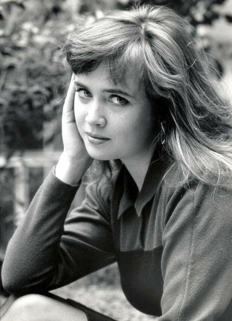 Lysette Anthony pretty actress pic