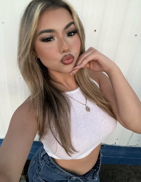 Mysticaldreamgyal nude model gallery