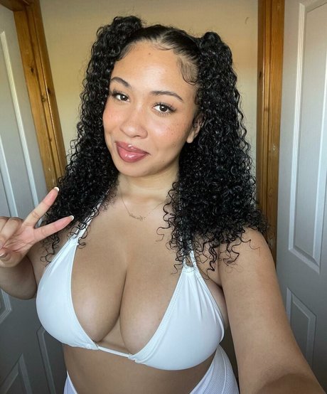 Danielle Ramona sexy pornstar img