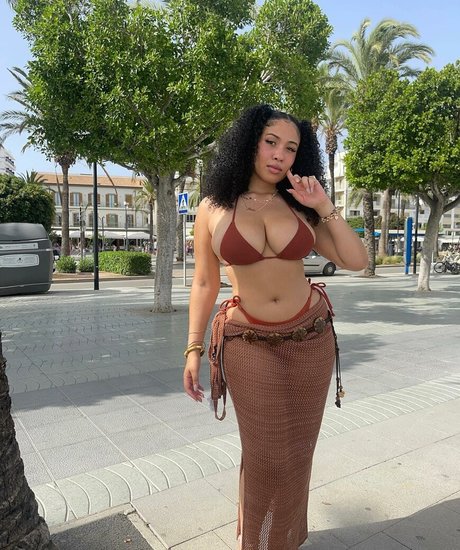 Danielle Ramona star top picture